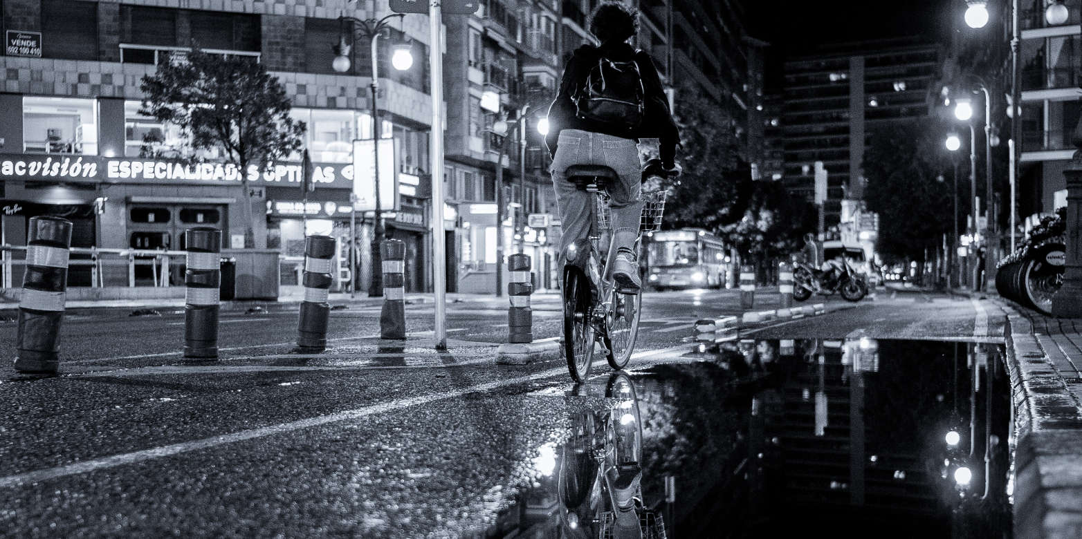 Enlarged view: Cyclist ( CC0 1.0 / Y. Wang via Unsplash)
