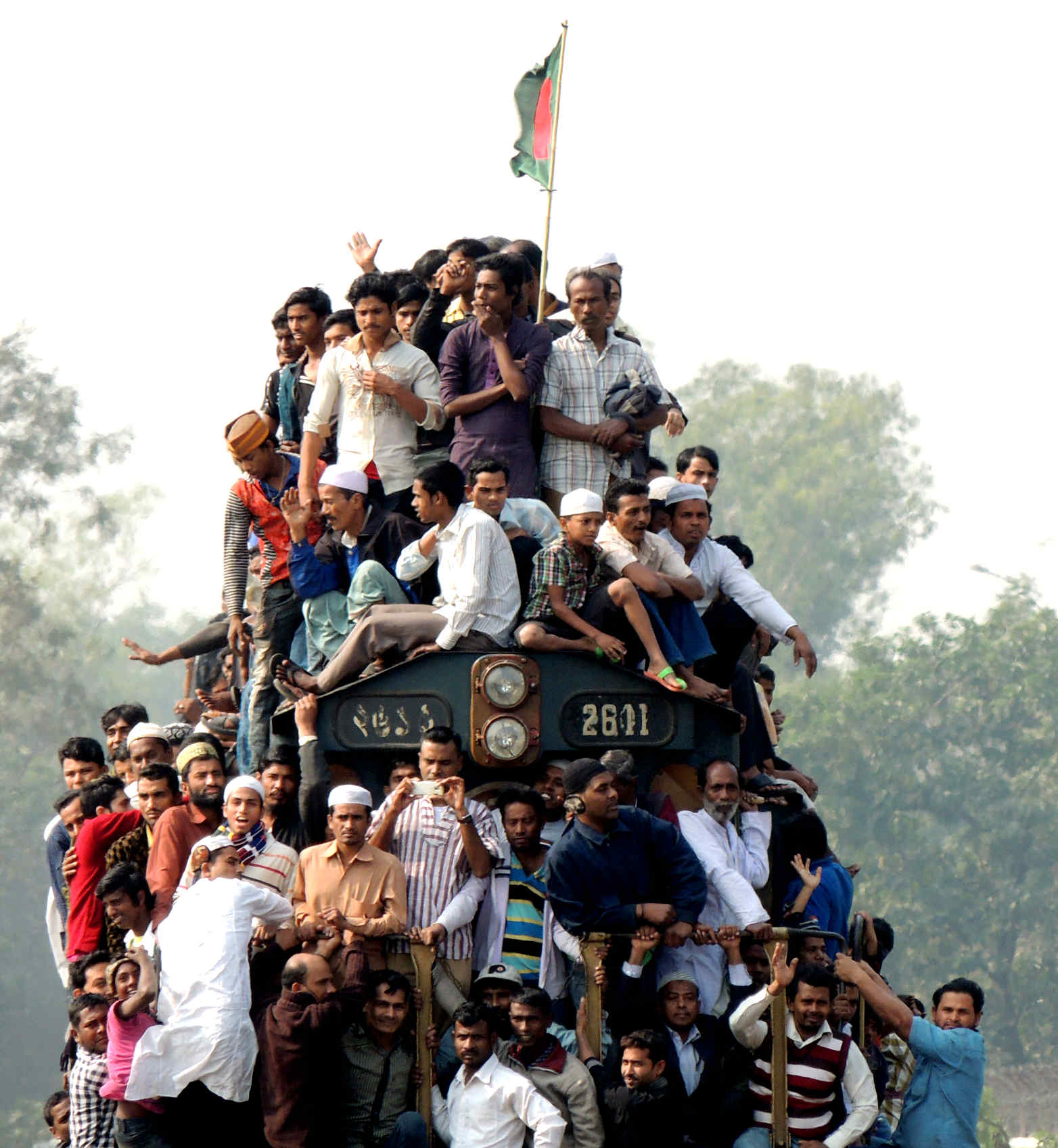 Enlarged view: Train ride in Bangladesh ( CC-BY-SA 3.0 / M. Islam via Wikimedia Commons )