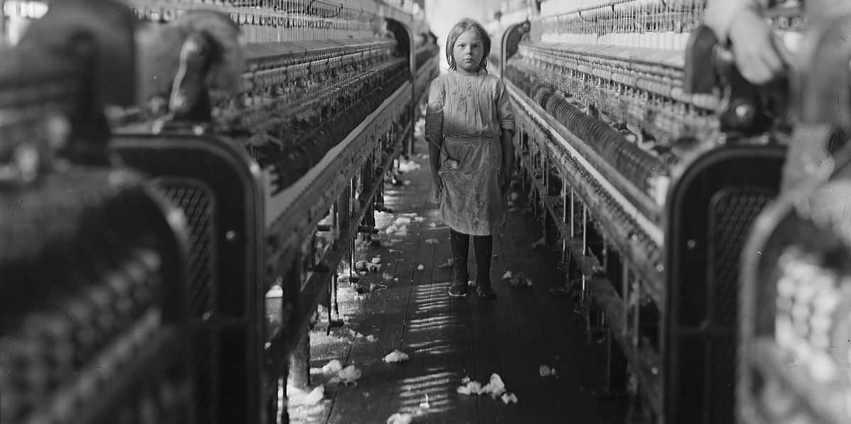 Vergrösserte Ansicht: Kinderarbeit in einer Fabrik, USA, 1908 ( CC0 1.0 by the National Child Labor Committee via Wikimedia Commons)