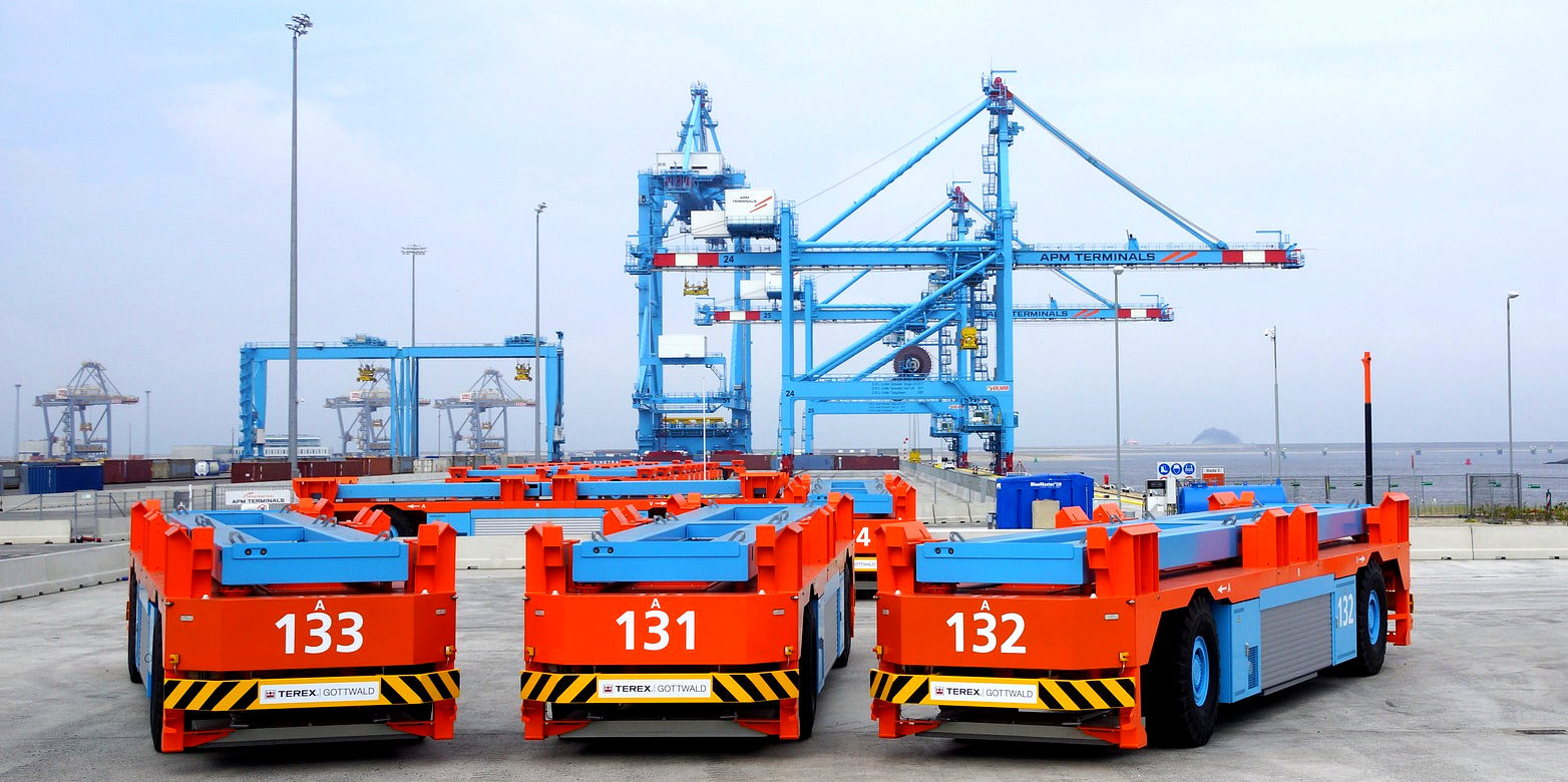 Vergrösserte Ansicht: Vollautomatische Containerfahrzeuge im Hafen Rotterdam (CC0 1.0 by HesselVisser via Pixabay)