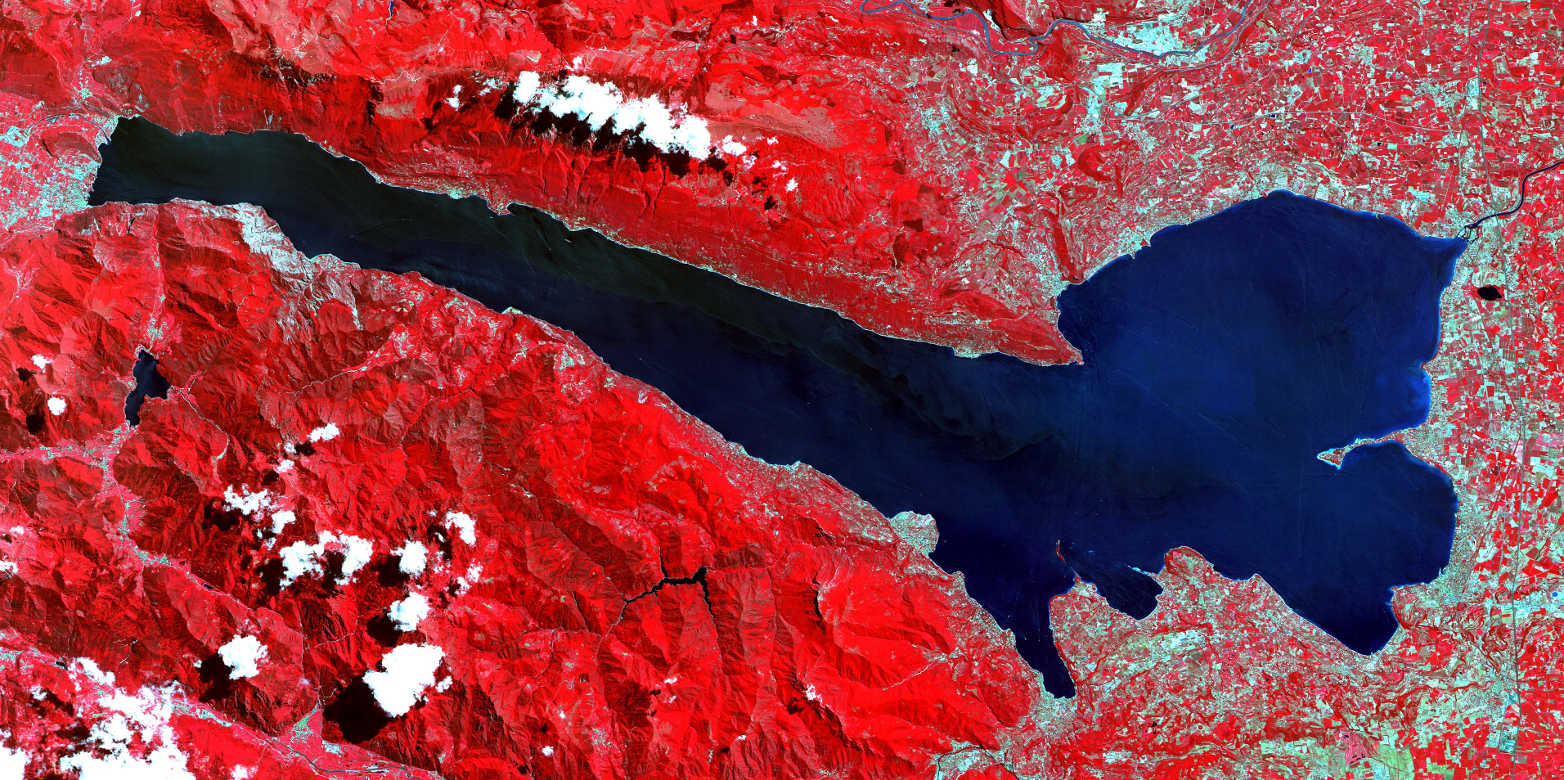 Vergrösserte Ansicht: Garda Lake, Italy ( CC0 1.0 by NASA via Wikimedia Commons)