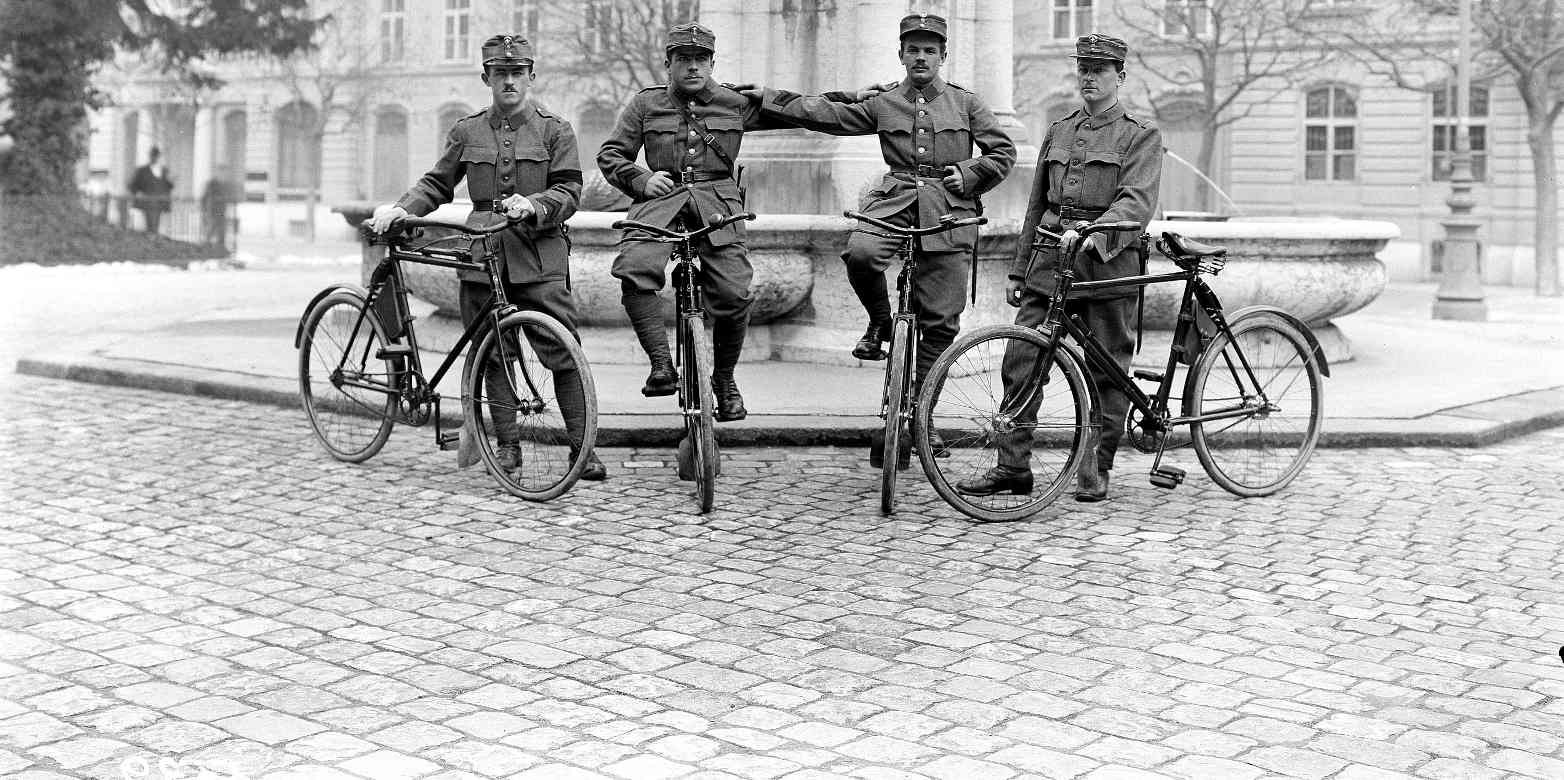 Vergrösserte Ansicht: Radfahrer des Armeestabes mit ihren Velos vor dem Bundeshaus (CC0 1.0 / Wikimedia Commons)