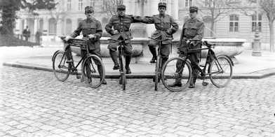 Radfahrer des Armeestabes mit ihren Velos vor dem Bundeshaus