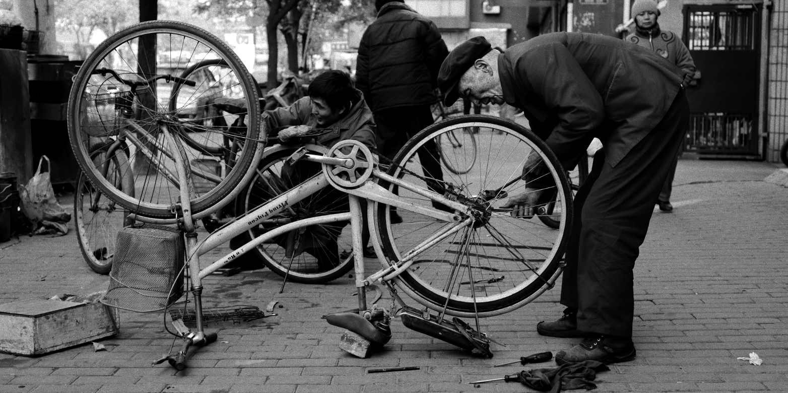 Enlarged view: Bicycle repair ( CC BY-SA 3.0 / S. Tougard via Wikimedia Commons )