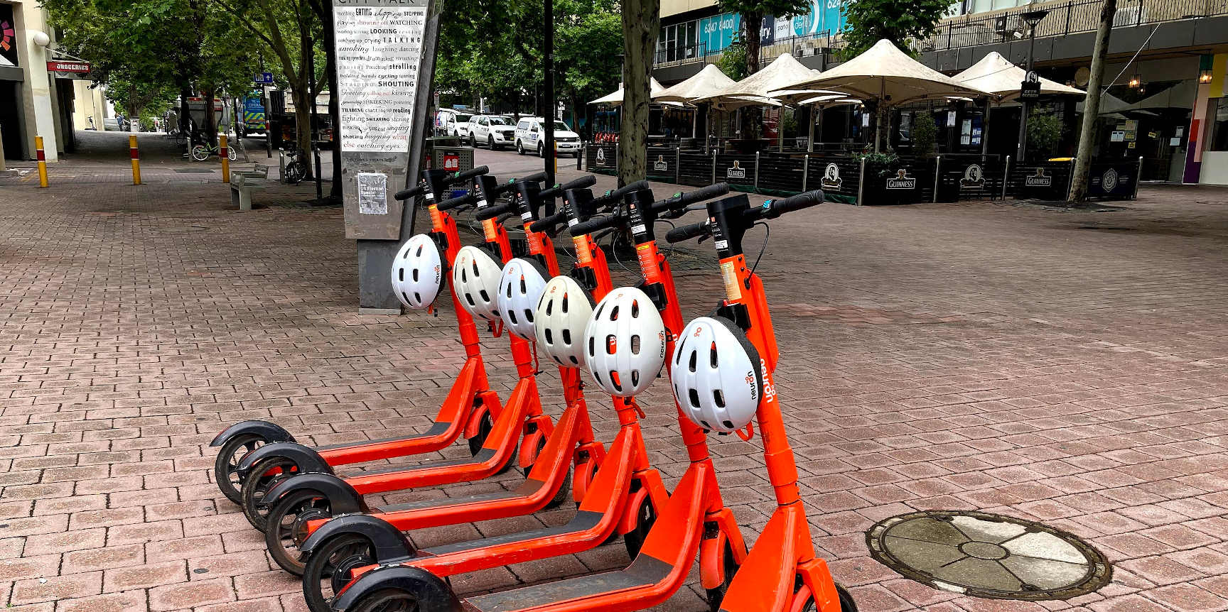 Enlarged view: Electric scooters with bicycle helmets in Canberra during 2020 ( CC BY-SA 4.0 / Nick-D / Wikimedia Commons )