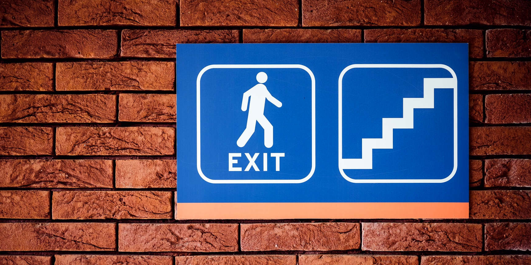 Enlarged view: Exit and stairs sign, somewhere in Leuven ( CC0 1.0 / B. Hermant / Unsplash )