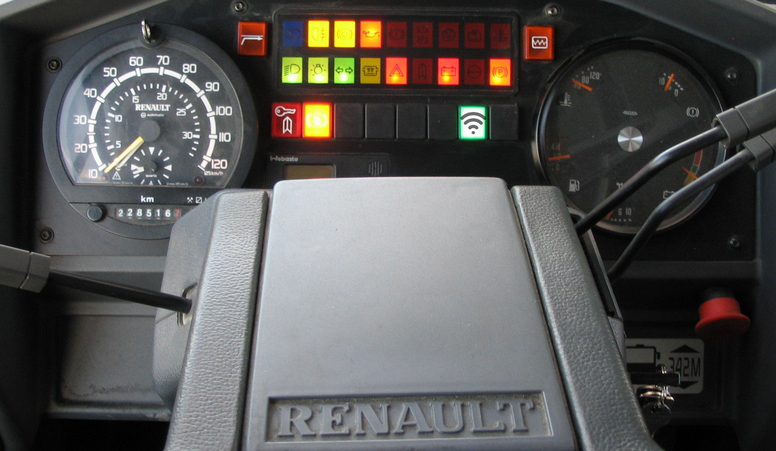 Enlarged view: Renault Tracer dashboard (CC0 1.0 by J. Bertrand via Wikimedia Commons / refined by o-media.org)