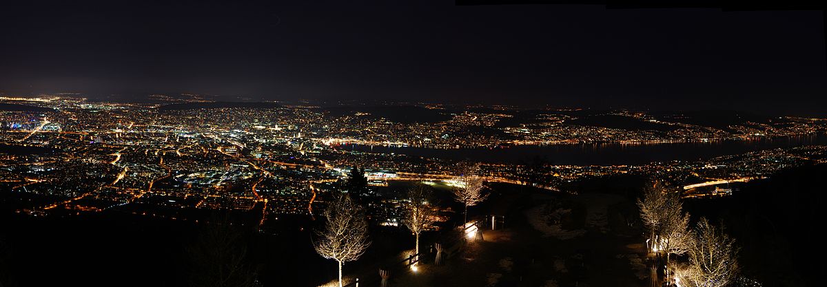 Vergrösserte Ansicht: Zürich bei Nacht (CC BY-SA 3.0 / by IqRS via Wikimedia Commons)