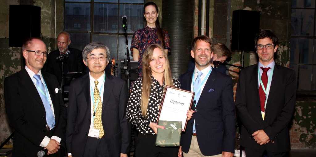 Vergrösserte Ansicht: Young Railway Operations Research Award Gewinnerin Ambra Toletti, zusammen mit A. Peterson (conference chair), N. Tomii (IAROR Chair), M. Bolin (program chair) und G. Medeossi (CEO Trenolab)