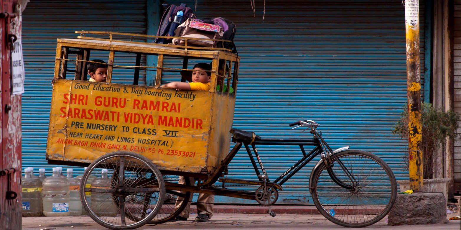 Vergrösserte Ansicht: Schulbus in New Delhi ( CC BY-NC-SA 3.0 / R. Haynes via rincondelbibliotecario.blogspot.com )