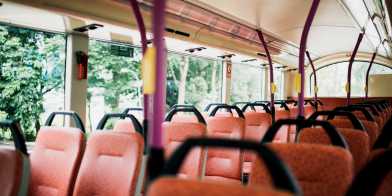 Leere Sitze im Bus