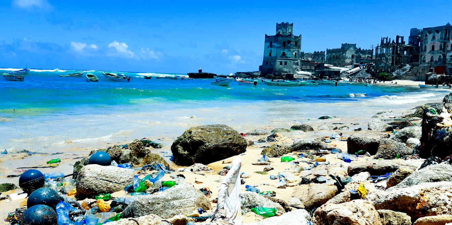 Vergrösserte Ansicht: Plastic on the beach in Somalia ( CC0 1.0 / A. Sky via Unsplash )