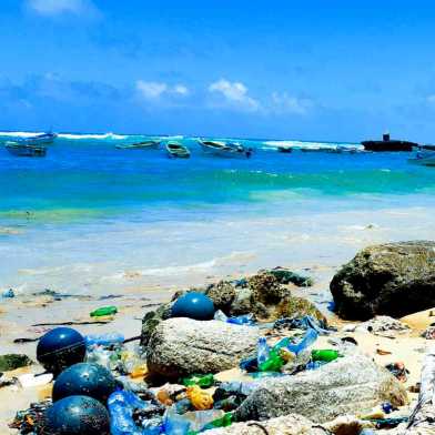 Plastik am Strand von Somalia