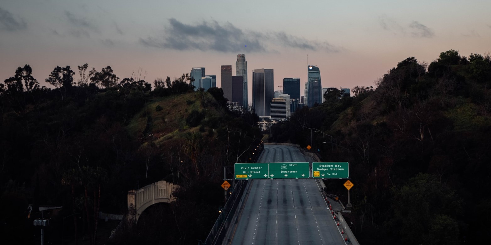 Vergrösserte Ansicht: Leere Autobahn in Los Angeles ( CC0 1.0 / D. Tilk via Unsplash)