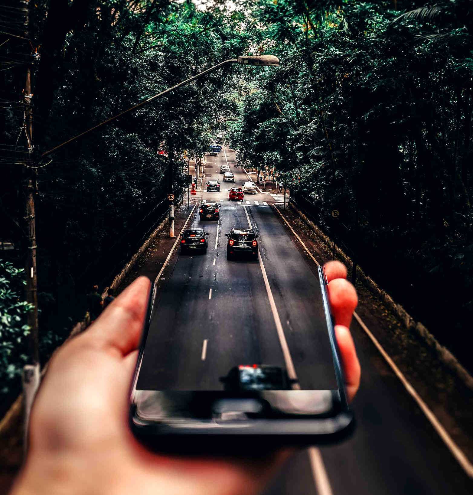 Vergrösserte Ansicht: Autos auf dem Smartphone ( CC0 1.0 / M. Bertelli via Pexels )