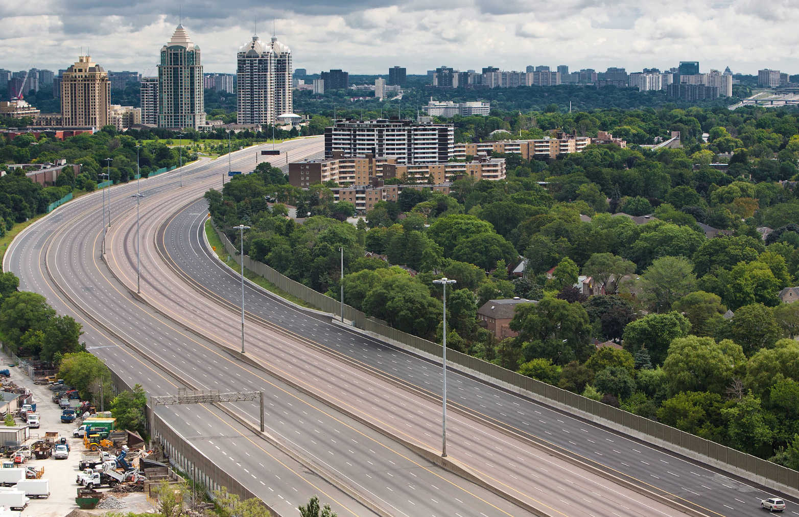 Vergrösserte Ansicht: Ontario Highway 401 ( CC BY 2.0 by K. Louie via Wikimedia Commons )